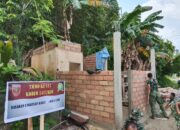 Haluskan Dinding MCK, Satgas TMMD 127 Kodim Kendari Percepat Tahap Pemelesteran