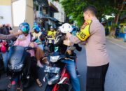 Kapolres Banggai Tebarkan Kebaikan Diujung Senja, Bagikan Takjil ke Masyarakat