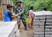 Rumahnya Direhab TNI, Bocah 11 Tahun Turut Membantu Melansir Material