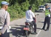 Sat Lantas Polres Buton Berikan Teguran Kepada Pengendara yang Tidak Menggunakan Helm