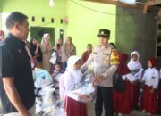 Polri Salurkan Bantuan Seragam dan Perlengkapan Sekolah bagi Siswa di Lokasi Pembangunan Jembatan Kolaka