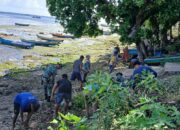 Kepedulian TNI Terhadap Lingkungan Pesisir, Babinsa Koramil Lasalimu Ajak Warga Kerja Bakti