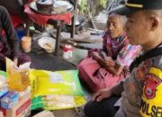 Peduli Sesama, Kapolsek Sinjai Barat Salurkan Bansos Kapolres Sinjai untuk Pasangan Lansia Yang Butuh Uluran Tangan
