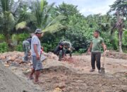 Satgas TMMD 127 dan Warga Sambuli Bahu-Membahu Ratakan Jalan Jembatan