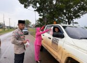 Polsek Wiwirano Bersama Bhayangkari Turun Kejalan Bagikan Takjil kepada Masyarakat di Kecamatan Landawe