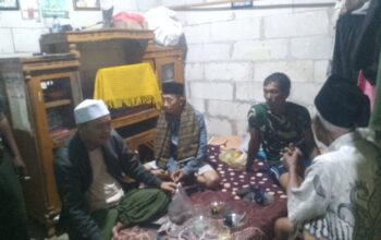 Calon Kepala Desa Sukamaju Mardani Kunjungi Warga yang Baru Pulang dari Rumah Sakit