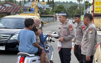 Aksi Bagi Takjil Polres Sinjai, Tebar Kepedulian di Bulan Suci Ramadhan.