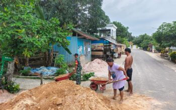 Tak Ingin Tinggal Diam, Pasutri di Kendari Turun Tangan Bantu Satgas TMMD Langsir Timbunan