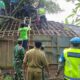 Sinergitas TNI Polri Bersama Warga Evakuasi Pohon Timpa Rumah Warga