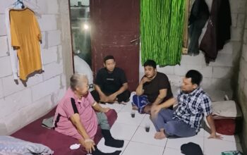 Usai Tarawih, Calon Kepala Desa Sukamaju Mardani Jenguk Warga yang Baru Pulang dari Rumah Sakit
