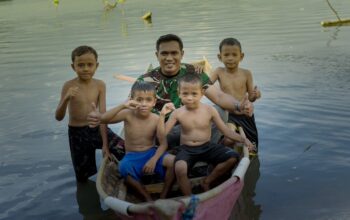 Kedekatan Tanpa Sekat, Anggota Satgas TMMD 127 Kendari Jadi Idola Anak Pesisir
