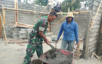 Wujud Nyata TNI Hadir di Tengah Rakyat, Babinsa ikut Gotongroyong Bangun rumah Warga