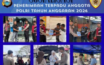 Personel Bag SDM dan Sat Samapta Polres Luwu Bagikan Brosur Penerimaan Polri 2026