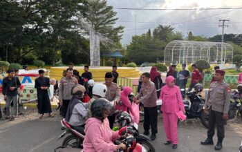 Sat Binmas dan Saka Bhayangkara Polres Soppeng Berbagi Takjil, Lanjut Buka Puasa Bersama