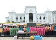 Hangatnya Ramadhan, Bhayangkari Soppeng Turun ke Jalan Bagikan Takjil untuk Masyarakat