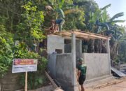 Wujudkan Sanitasi Layak, Satgas TMMD 127 Kodim 1417/Kendari Kejar Pemasangan Atap MCK di Sambuli