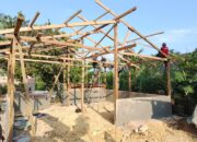 Kebut Pengerjaan, Satgas TMMD 127 Kodim 1417/Kendari Mulai Pasang Gelagar Atap RTLH di Sambuli