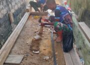 Sinergi Satgas TMMD 127 dan Warga di Nambo, Piawai Memahat Balok Demi Kualitas RTLH
