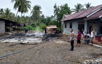 Respon Polsek Toili Datangi TKP Kebakaran Rumah Warga di Moilong
