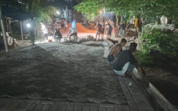 Tak Kenal Lelah, Satgas TMMD 127 dan Warga Anggoeya Lembur Tuntaskan Paving Blok