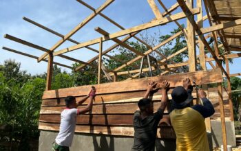 Wujudkan Rumah Layak Huni, Satgas TMMD 127 dan Warga Sambuli Kompak Pasang Dinding dan Atap