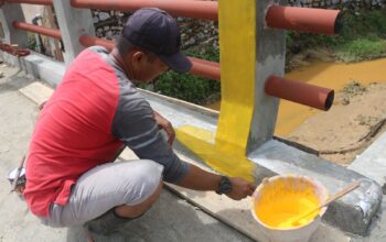 Sentuhan Kuas TNI: Percantik Infrastruktur Desa Lewat Pengecatan Jembatan