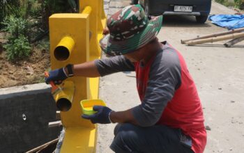 Percantik Infrastruktur Kelurahan Anggoeya, Satgas TMMD Poles Jembatan dengan Warna Baru
