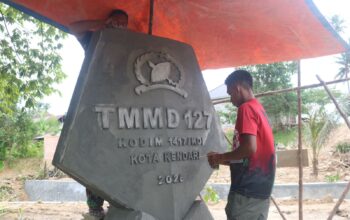 Abadikan Kemanunggalan TNI-Rakyat, Satgas TMMD 127 Bangun Tugu Prasasti di Kota Kendari