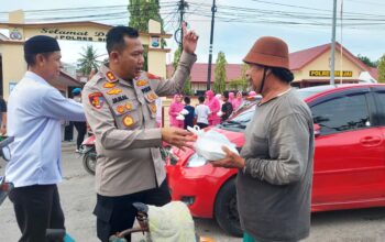 Ramadhan Penuh Berkah, Kapolres Sinjai Bersama Bhayangkari Bagikan Takjil Gratis di Jalan.