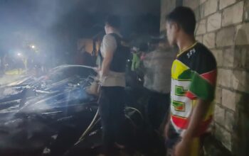 Personel Polsek Lapandewa Bersama Warga Berjibaku Padamkan Api, Tiga Rumah Warga di Desa Lapandewa Makmur Buton Selatan Terbakar