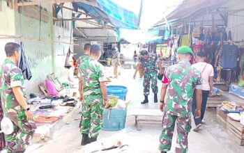 Wujud Kepedulian Lingkungan, Babinsa Koramil 1413-11/Wangi-Wangi Pimpin Karya Bakti Bersihkan Pasar Pagi Pongo