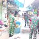 Wujud Kepedulian Lingkungan, Babinsa Koramil 1413-11/Wangi-Wangi Pimpin Karya Bakti Bersihkan Pasar Pagi Pongo