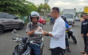 Indahnya Berbagi dibulan Ramadhan, Sat Reskrim Polres Sinjai Bagikan Takjil Kepada Pengguna Jalan.
