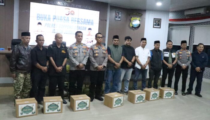 Buka Puasa Bersama Jurnalis, Kapolres Soppeng Beri Apresiasi dan Serahkan Paket THR