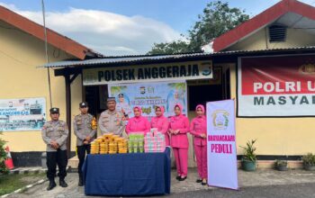 Tebar Berkah Ramadhan, Polsek Anggeraja Bersama Bhayangkari Berbagi Takjil kepada Masyarakat
