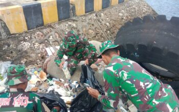 Koramil 1413-13/Sorawolio Perkuat Sinergi Bersama Warga Melalui Kerja Bakti Bersihkan Pesisir Lowu-lowu