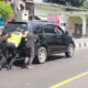Mobil Pemudik Mogok di Bau Massepe, Kasat Lantas Polres Parepare Bersama Warga Bantu Dorong