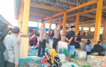 Jelang Idul Fitri, Polsek Takkalalla Perketat Patroli dan Pengamanan di Pasar Inpres Peneki