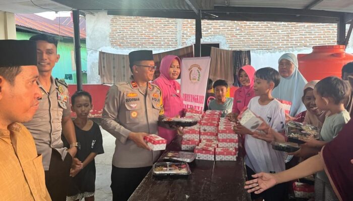 Raih Berkah Ramadan, Kapolsek Pulau Sembilan Polres Sinjai Bersama Bhayangkari Gelar Baksos Bagikan Takjil Gratis.