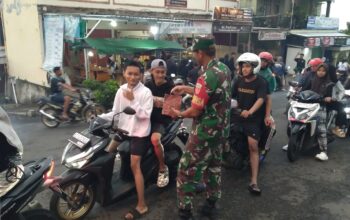 Hangatnya Ramadhan di Girimarto: TNI, Polri, dan Pagar Nusa Berbagi Takjil untuk Masyarakat