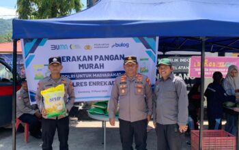 Dukung Stabilitas Harga Pangan, Kasat Binmas Polres Enrekang Ikuti Gerakan Pangan Murah Polri