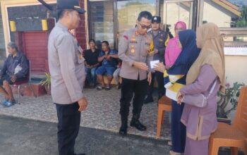 Kapolres Soppeng Salurkan Sedekah kepada Warga Kurang Mampu di Polsek Marioriwawo pada Minggu Terakhir Ramadhan