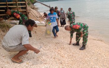 Koramil 1413-03/Kapontori Bersama Warga Bersihkan Pantai Lakadu, Wujud Kepedulian Lingkungan