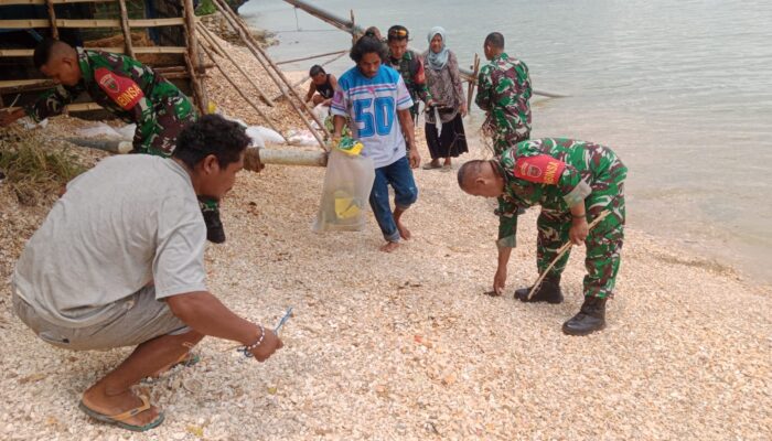 Koramil 1413-03/Kapontori Bersama Warga Bersihkan Pantai Lakadu, Wujud Kepedulian Lingkungan