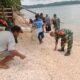 Koramil 1413-03/Kapontori Bersama Warga Bersihkan Pantai Lakadu, Wujud Kepedulian Lingkungan