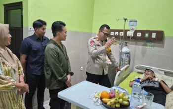 Wujud Kepedulian, Kapolres Sinjai Jenguk Anggotanya yang Sakit di RSUD.