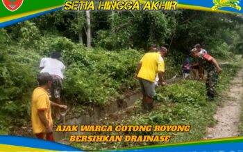 Pererat Kemanunggalan, Serda Sanusi Ajak Warga Desa Sandey Gotong Royong Bersihkan Drainase