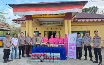 Tebar Kepedulian, Personel Polsek Gilireng Bersama Bhayangkari Bagi Takjil untuk Pengguna Jalan