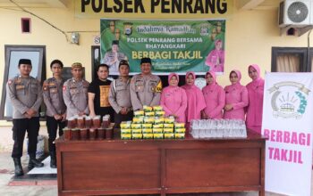 Kapolsek Penrang Bersama Bhayangkari Turun ke Jalan, Berbagi Takjil dan Pererat Silaturahmi