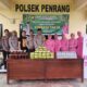 Kapolsek Penrang Bersama Bhayangkari Turun ke Jalan, Berbagi Takjil dan Pererat Silaturahmi